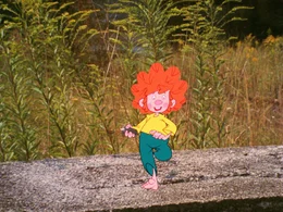 Pumuckls Neugier wird wieder einmal geweckt, als er drei Buben beim Schatzsucherspiel beobachtet. Nun fehlen ihm zwar sowohl Juwelen als auch Gold und Silber, aber der Kobold will sich trotzdem am Spiel beteiligen. Da f&auml;llt sein Auge auf Eders geliebtes Taschenmesser. Pumuckl versteckt es.