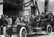 K&ouml;nig Eduard VII. von England zu Besuch bei Kaiser Franz Josef I. in Bad Ischl. Beide Monarchen in offenem Automobil vor dem Hotel &sbquo;Kaiserin Elisabeth&lsquo;, begleitet von Erzherzogin Gisela, zu einer Ausflugsfahrt nach Wei&szlig;enbach am Attersee.