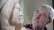 Holzschnitzer Gottfried Pucher beim Schnitzen einer lebensgro&szlig;en Marienfigur.