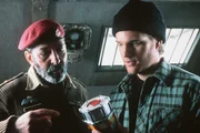 Colonel Salem (Roshan Seth, l.) stattet Peters (Chris O'Donnell) Rettungsmannschaft mit Nitroglyzerin aus.