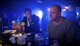Max Mangold (Heino Ferch, r.) mit seinem Verleger Benno Wolf (Peter Benedict, l.) am Tiefpunkt seiner Schreib- und Lebenskrise.