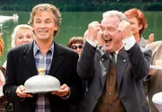 Der Chocolatier Karl (Timothy Peach, li.) hat f&uuml;r seinen neuen Arbeitgeber Alois Markreiter (Christian Hoening) den ersten Preis bei einer Ausschreibung gewonnen.