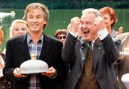Der Chocolatier Karl (Timothy Peach, li.) hat f&uuml;r seinen neuen Arbeitgeber Alois Markreiter (Christian Hoening) den ersten Preis bei einer Ausschreibung gewonnen.
