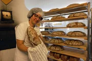 Die vielfach pr&auml;mierte Brotb&auml;ckerin Maria Nigitz beim Backen des schmackhaften H&uuml;gelland‐Brots.