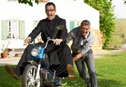 Hannes Stolz (Heio von Stetten) und sein Bruder Bernhard (Dominic Raacke, re.) lassen ihre gemeinsame Jugend wieder aufleben.