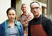 Katharina (Katharina Leonore Goebel), Bernhard (Dominic Raacke) und Hannes Stolz (Heio von Stetten, re.) freunden sich langsam an. Weiteres Bildmaterial finden Sie unter www.br-foto.de.