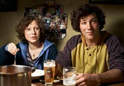 Franz Hirsegger (Klaus Steinbacher) ist sehr an Katharina Stolz (Katharina Leonore Goebel) interessiert.