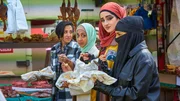 Ob auf der B&uuml;hne oder beim Streetfood-Snack: Saira (Sarah Kameela Impey, l.), Amina (Anjana Vasan, 2.v.l.), Ayesha (Juliette Motamed, 2.v.r.) und Momtaz (Lucie Shorthouse, r.) sind ein eingespieltes Team.
