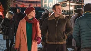 Agatha Raisin (Ashley Jensen) und Charles Fraiths (Jason Merrels) schlendern &uuml;ber das allj&auml;hrlich stattfindende Winterfest.