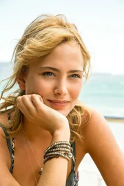 Nora Arnezeder (Ana Moreau).
