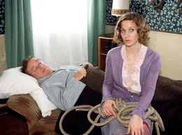 Nichts als &Auml;rger mit den Mietern: Sophie (Jeanette Hain) muss sich um den depressiven Herrn Schl&uuml;ter (Andreas Mannkopff) k&uuml;mmern.