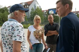 ARD Degeto LIEBE IST UNBERECHENBAR, am Freitag (15.01.21) um 20:15 Uhr und online first ab Mittwoch (13.01.21) um 20:15 Uhr in der ARD-Mediathek Bach (Knut Berger, re.) stellt Damovsky Senior (Michael Gwisdek, li.), Judith (Tanja Wedhorn) und Leonard (Heino Ferch) eine Idee vor. &copy; ARD Degeto/Britta Krehl, honorarfrei - Verwendung gem&auml;&szlig; der AGB im engen inhaltlichen, redaktionellen Zusammenhang mit genannter Degeto-Sendung und bei Nennung "Bild: ARD Degeto/Britta Krehl" (S2+). ARD Degeto/Programmplanung und Presse, Tel: 069/1509-335, degeto-presse@degeto.de