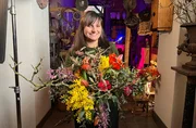 Floristin Janina Rüger nimmt an der Challenge teil, um die Auszeichnung „Regionalheld der Woche“ zu gewinnen und präsentiert ihren Blumenstrauß. Floristin Janina Rüger nimmt an der Challenge teil, um die Auszeichnung „Regionalheld der Woche“ zu gewinnen und präsentiert ihren Blumenstrauß.