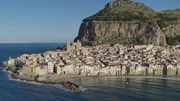 Die K&uuml;stenstadt Cefal&ugrave;, in der Roger II. die m&auml;chtige Kathedrale errichtete.