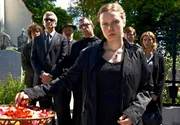 Katharina Stolz (Katharina Leonore Goebel) trauert um ihre verstorbene Mutter und trifft bei der Beerdigung auf ihre beiden Onkels Bernhard (Dominic Raacke, 2.v.li.), Hannes (Heio von Stetten, 4.v.li.) und deren Jugendfreundin Johanna (Carin C. Tietze, re.).