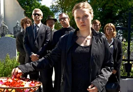 Katharina Stolz (Katharina Leonore Goebel) trauert um ihre verstorbene Mutter und trifft bei der Beerdigung auf ihre beiden Onkels Bernhard (Dominic Raacke, 2.v.li.), Hannes (Heio von Stetten, 4.v.li.) und deren Jugendfreundin Johanna (Carin C. Tietze, re.).
