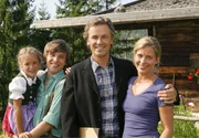 Karl (Timothy Peach) ist mit seiner Frau Christa (Valerie Niehaus) und seinen beiden Kindern Isi (Pauline Brede) und Heiko (Jannik Sch&uuml;rmann) in eine romantische Bergh&uuml;tte gezogen.