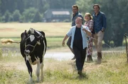 Thomas (Axel Prahl, vorne) m&ouml;chte sich mit der Kuh Gloria anfreunden. Jutta (Dagmar Manzel), Gerd (Max Hopp, r.) und Ulli (Matthias Freihof) schauen zu.