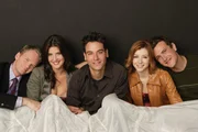 (1. Staffel) - Ein Blick zur&uuml;ck in die wilden Jahre von Ted (Josh Radnor, M.), Marshall (Jason Segel, r.), Barney (Neil Patrick Harris, l.), Lily (Alyson Hannigan, 2.v.r.) und Robin (Cobie Smulders, 2.v.l.) ...