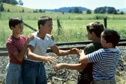 Die Freundschaft von Gordie Lachance (Wil Wheaton, l.), Chris Chambers (River Phoenix, 2.v.l.), Teddy Duchamp (Corey Feldman, 2.v.r.) und Vern Tessio (Jerry O'Connell, r.) wird auf eine harte Probe gestellt.
