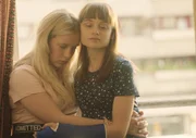 Die Schwestern Jule (Lena Klenke, l.) und Nora (Lena Urzendowsky, r.) tr&ouml;sten sich gegenseitig.