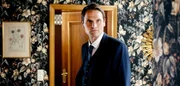 Philipp (Fabian Hinrichs), der seine Kindheitsverletzungen nicht &uuml;berwunden hat, will die attraktive Pflegerin seines Vaters f&uuml;r sich haben.