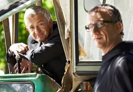 Bernhard Stolz (Dominic Raacke) und sein Bruder Hannes (Heio von Stetten, rechts) wollen den elterlichen Bauernhof auf Vordermann bringen.