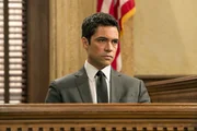 Wird von seinem eigenen Vater in eine &auml;u&szlig;erst unangenehme Situation gebracht: Detective Amaro (Danny Pino) ...