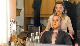 Nancy (Karolina Lodyga) hilft Max (Heino Ferch), sich in sein Alter Ego Jana van Hausten zu verwandeln.