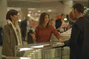 Olivia (Jennifer Aniston, r.) schnorrt Beauty-Produkte bei verschiedenen Unternehmen und braucht dabei die Hilfe von ihrer Freundin Christine (Catherine Keener, l.).