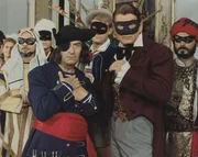 Um Fantomas zu fangen, versuchen sich auch Kommissar Juve (Louis de Fun&egrave;s, l.) und der Journalist Fandor (Jean Marais) in der Kunst der Verkleidung - auf einem Maskenball in Rom.