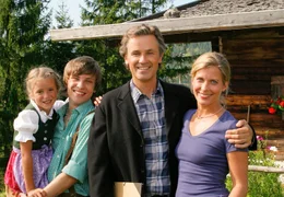 Karl (Timothy Peach) ist mit seiner Frau Christa (Valerie Niehaus) und seinen beiden Kindern Isi (Pauline Brede) und Heiko (Jannik Sch&uuml;rmann) in eine romantische Bergh&uuml;tte gezogen.