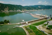 Eines von zwei gro&szlig;en Wasserkraftanlagen: 440m lang mit einer 50m hohen Staumauer, die f&uuml;nftgr&ouml;&szlig;te der Welt. Dieses Kraftwerk ver&auml;nderte den Charakter der Donau komplett.