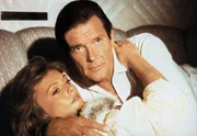 L-R: Kimberley Jones (Mary Stavin) und James Bond (Roger Moore)