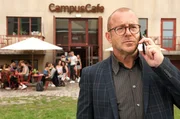Der menschenscheue Matheprofessor Leonard (Heino Ferch) traut sich nicht in Campuscaf&eacute;.