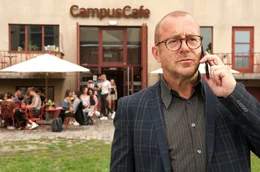 Der menschenscheue Matheprofessor Leonard (Heino Ferch) traut sich nicht in Campuscaf&eacute;.