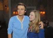 Philips (J&ouml;rn Schl&ouml;nvoigt) Freundlichkeit l&auml;sst Lilly (Iris Mareike Steen) ins Schw&auml;rmen geraten.