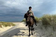 Carlotta Marx ist samt ihrer Islandpferdestute &bdquo;Snaelda&ldquo; zum Arbeiten auf die Insel gekommen.