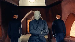 Der durchtriebene Schurke Fantomas (Jean Marais, M.) schl&auml;gt erneut zu. Dieses Mal nimmt er skrupellos die Superreichen der Welt ins Visier. Seine Handlanger wie Richard (Hubert de Lapparent, r.) und der Mafiaboss (Guy Delorme, l.) helfen ihm dabei.