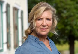 Die Witwe Elli (Jutta Speidel) sucht einen neuen Mann.