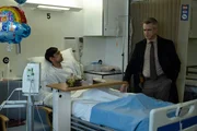Der Kronzeuge, Nick Murch (Amit Shah, l.) hat &uuml;berlebt und liegt in einem Londoner Krankenhaus, wo er Besuch von Special Agent Roberts (Dermot Mulroney, r.) erh&auml;lt.