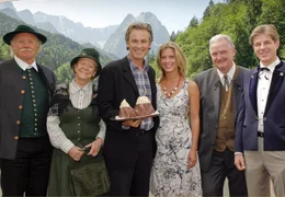 Karl Sailer (Timothy Peach, 3.v.li.) ist mit seiner Frau Christa (Valerie Niehaus, 3.v.re.) auf den Hof seines Vaters Josef (Franz Buchrieser, li.) und seiner Mutter  Hedwig (Enzi Fuchs) gezogen. Sein fr&uuml;herer Meister Alois Markreiter (Christian Hoening, 2.v.re.), Besitzer einer Schokoladenmanufaktur in Garmisch, hat ihm einen neuen Job angeboten. Reinhold Bolz (Horst Kummeth), ein Freund aus Judendtagen, unterbreitet Karl ein unmoralisches Angebot.