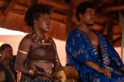 Nanisca (Viola Davis, l.); K&ouml;nig Ghezo (John Boyega, r.)