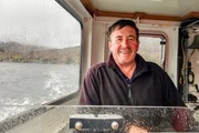 Donnie MacDonald am Steuer der "Glenelg Ferry"