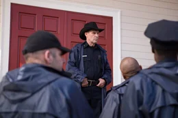Der korrupte Sheriff Dixon (Ben Cross) mobilisiert seine M&auml;nner, um den Geldr&auml;ubern den R&uuml;cken freizuhalten.