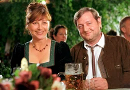 Gustl (Maximilian Kr&uuml;ckl) hat seiner Frau Anni (Bettina Redlich) etwas verschwiegen.