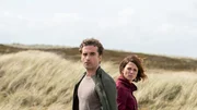 Ina Behrendsen (Julia Brendler) und Hinnerk Feldmann (Oliver Wnuk) sind auf Spurensuche im Mordfall einer toten Hebamme.