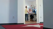Nicole H&auml;ffner im Homeoffice mit Tochter