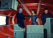 Ein ber&uuml;chtigter Verbrecher h&auml;lt ganz Frankreich in Atem: Fantomas (Jean Marais, l.). Er und seine Komplizen Lady Beltham (Marie-H&eacute;l&egrave;ne Arnaud, M.) und sein Leibw&auml;chter (Henri Attal, r.) arbeiten im Untergrund, doch eine neue Bedrohung bringt Fantomas dazu, zu handeln.