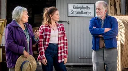 MDR FERNSEHEN OSTSEE F&Uuml;R STURK&Ouml;PPE, am Montag (10.08.26) um 12.30 Uhr. Titelmotiv -  Gespr&auml;ch mit dem Sturkopf: Eva (Jennifer Ulrich, Mitte) m&ouml;chte die Werkstatt von Hinrich (Hermann Beyer, re.) &uuml;bernehmen und bekommt Unterst&uuml;tzung von Hinrichs Ex-Frau Heide (Jutta Wachowiak, li.)
